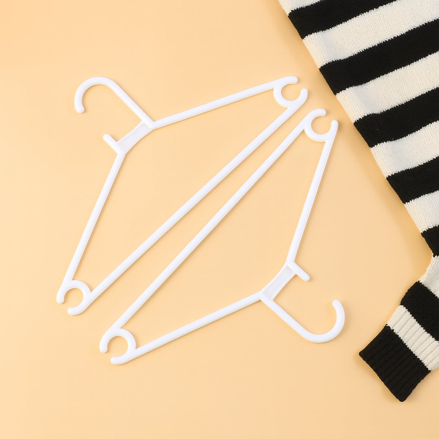 Plastic Clothes Hangers – Set of 6